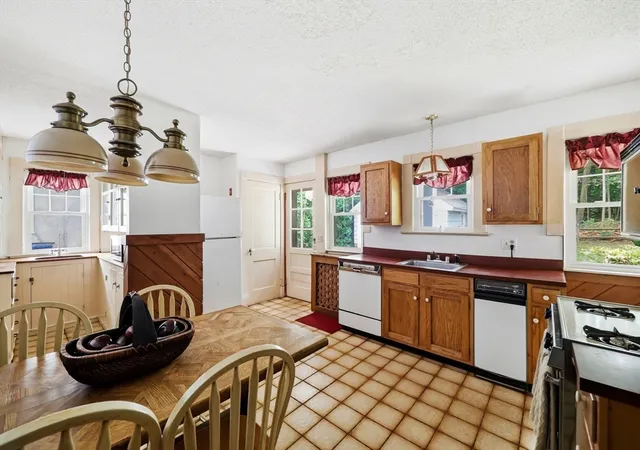 Photo 4 of Single family home for sale at 121 Farmington Ave, Longmeadow, MA 01106 | MLS# 73552067 | Listing updated on 2026-09-01