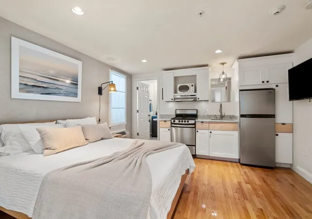 Listing Photo 4 - Condo for sale in building located at 11 Charter St, Newburyport, MA 01950
