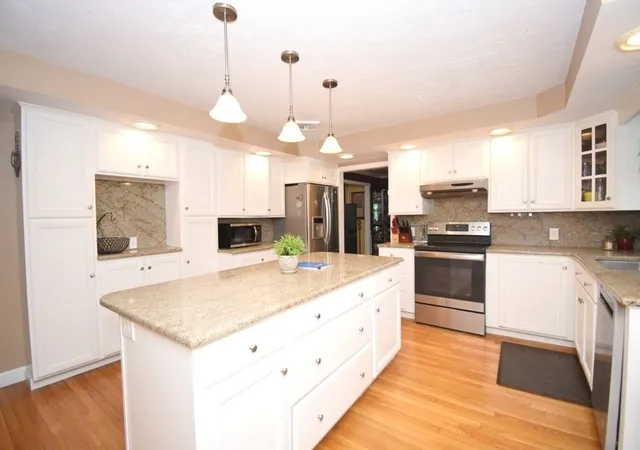 4th image of 14 Colonial Dr, Shrewsbury, MA 01545 | MLS# 73534942