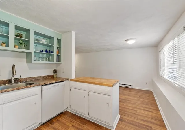 3rd image of 4 Glen Devin St #4, Amesbury, MA 01913 | MLS# 73562941