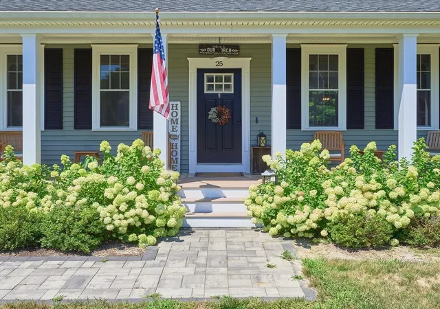 3rd image of 25 Cobblestone Ln, Middleboro, MA 02346 | MLS# 73562520