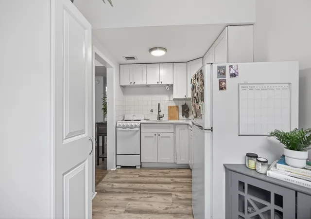 Homes for sale in Boston, MA | 64 W Cedar St #5, Boston, MA 02114 | MLS# 73512001