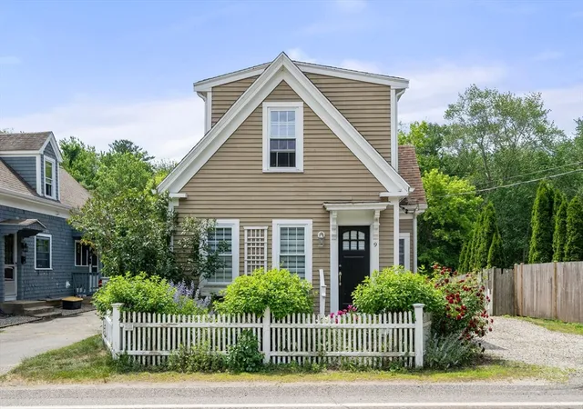 1st image of 9 Maple St, Kingston, MA 02364 | MLS# 73537997