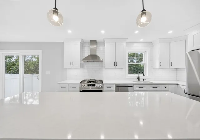 2nd image of 16 Neillian Way #16, Bedford, MA 01730 | MLS# 73566737