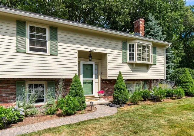 Photo 3 of Sale Pending at 25 Lisa Ln, Reading, MA 01867 | MLS# 73555815 | Listing updated on 2026-08-05