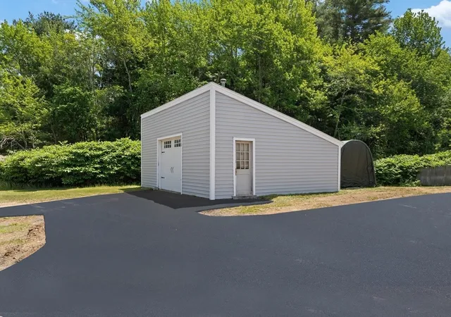 3rd image of 865 Salem St, Groveland, MA 01834 | MLS# 73540521