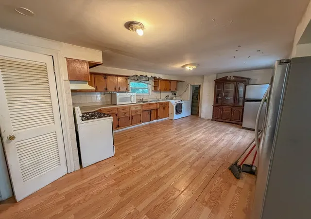 2nd image of 32 Oliver St, Lowell, MA 01854 | MLS# 73548280