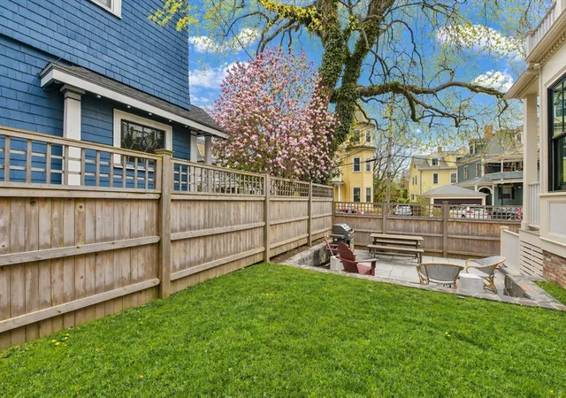 2nd image of 39 Hammond St, Cambridge, MA 02138
