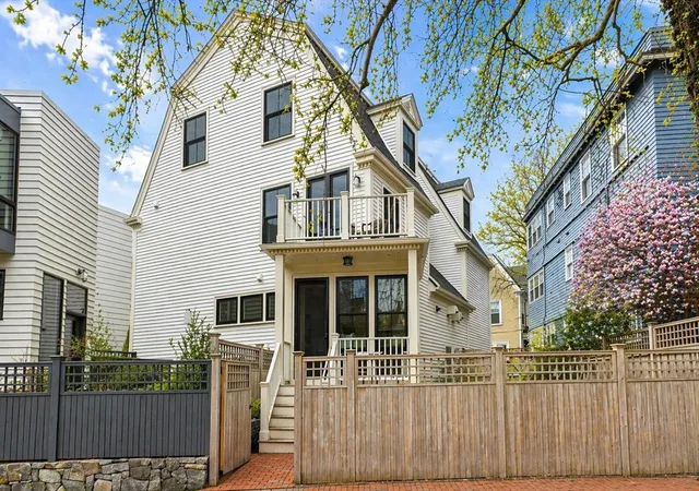 27th image of 39 Hammond Street #2, Cambridge, MA 02138 | MLS# 73509718