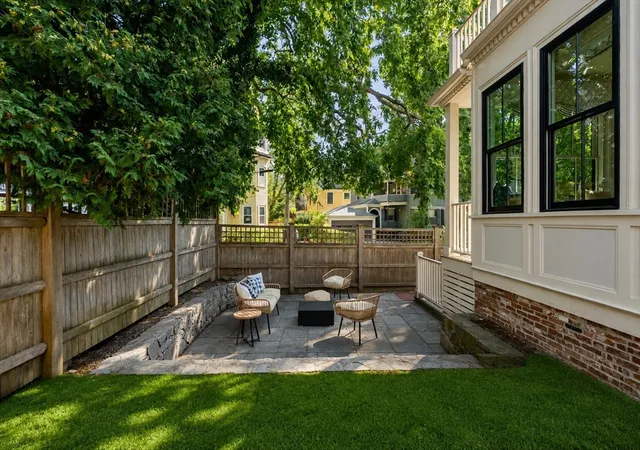 2nd image of 39 Hammond St, Cambridge, MA 02138