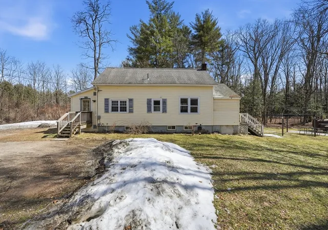 Homes for sale in Easthampton, MA | 5 Torrey St, Easthampton, MA 01027 | MLS# 73490552
