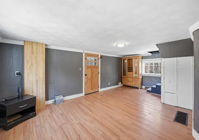 Homes for sale in Easthampton, MA | 5 Torrey St, Easthampton, MA 01027 | MLS# 73490552