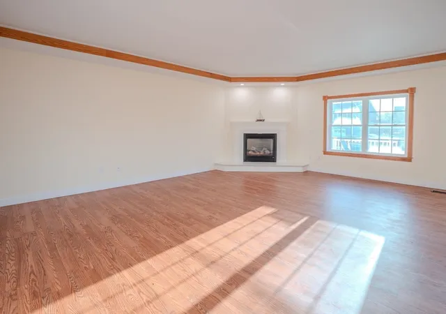3rd image of 33 Lakeside Dr, Shrewsbury, MA 01545 | MLS# 73489384