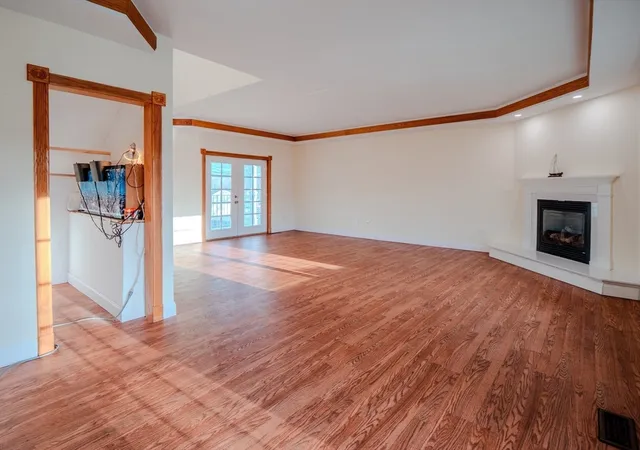 4th image of 33 Lakeside Dr, Shrewsbury, MA 01545 | MLS# 73489384