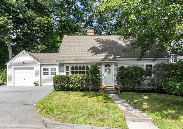 Photo 2 of Single family home for sale at 14 Meadow Ln, Worcester, MA 01602 | MLS# 73560319 | Listing updated on 2026-09-17