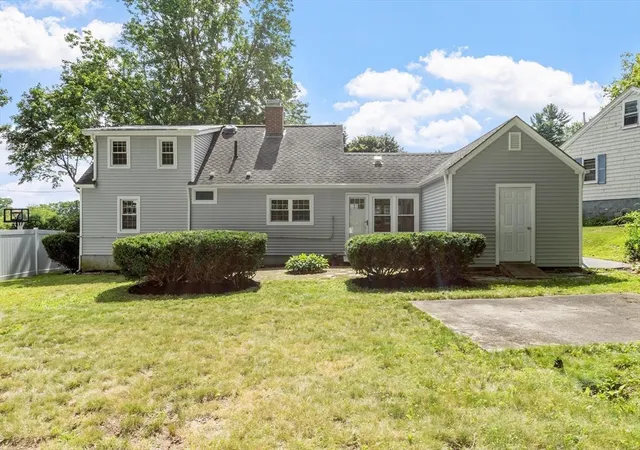 Photo 3 of Single family home for sale at 14 Meadow Ln, Worcester, MA 01602 | MLS# 73560319 | Listing updated on 2026-09-17