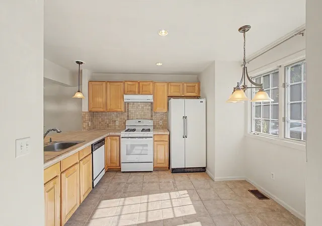 3rd image of 6 Lilac Ct, Hopkinton, MA 01748
