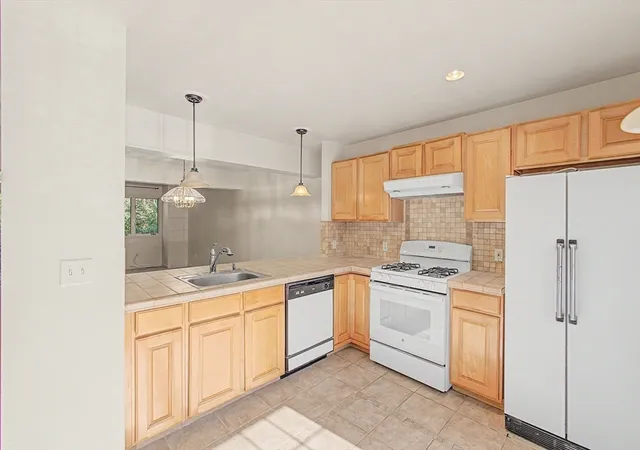 4th image of 6 Lilac Ct, Hopkinton, MA 01748