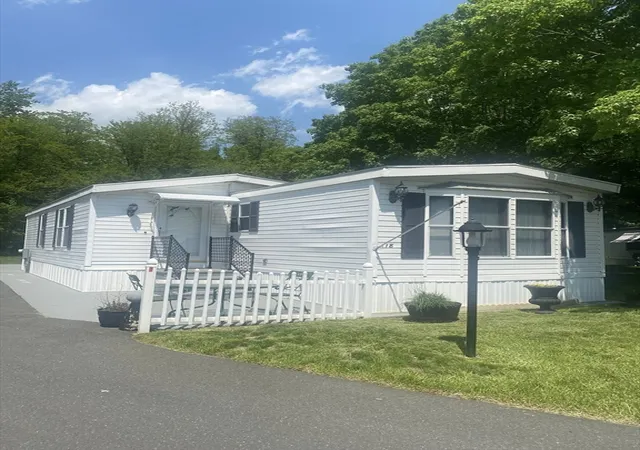 Homes for sale in West Springfield, MA | 18 Parkwood Dr, West Springfield, MA 01089 | MLS# 73536312