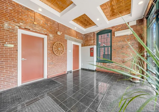 image of 25 Pond St, Amesbury, MA 01913