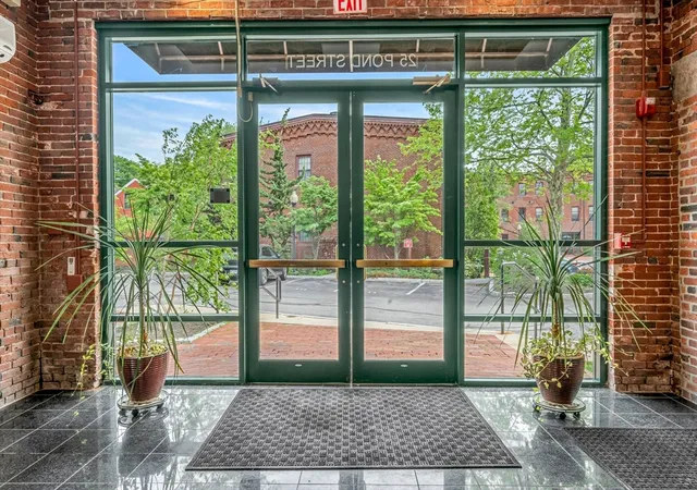 image of 25 Pond St, Amesbury, MA 01913