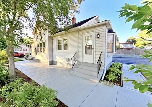 1st image of 11 Thornfell St, Springfield, MA 01104 | MLS# 73565967