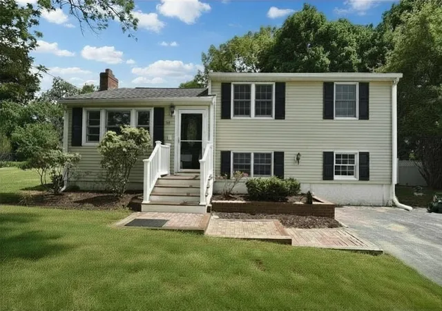 2nd image of 14 Centerville Dr, Salem, NH 03079 | MLS# 73523121