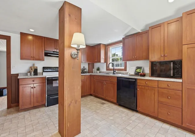Homes for sale in Uxbridge, MA | 260 Mendon St, Uxbridge, MA 01569 | MLS# 73548192