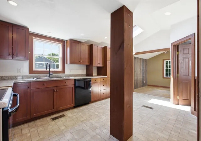 Homes for sale in Uxbridge, MA | 260 Mendon St, Uxbridge, MA 01569 | MLS# 73548192