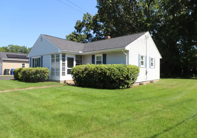 3rd image of 25 Peer St, Springfield, MA 01109 | MLS# 73559042