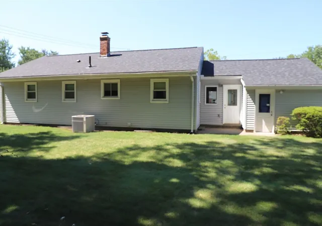 4th image of 25 Peer St, Springfield, MA 01109 | MLS# 73559042
