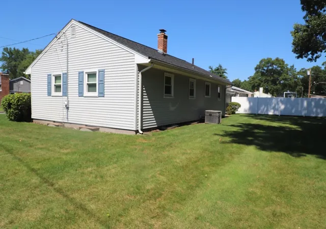 5th image of 25 Peer St, Springfield, MA 01109 | MLS# 73559042