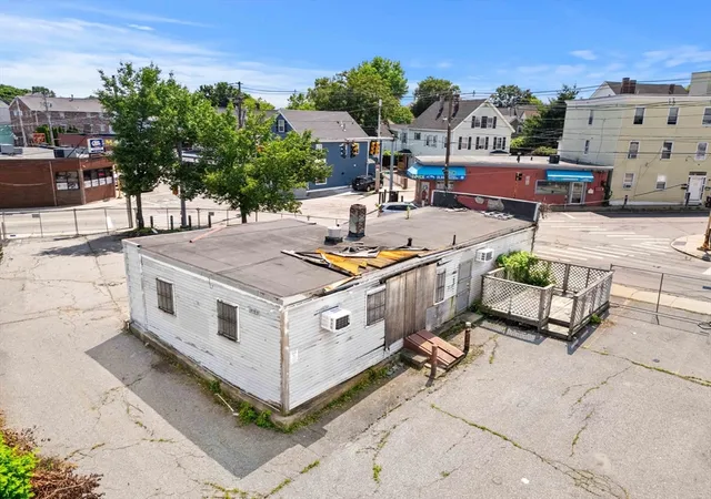 4th image of 380 Lawrence St, Lowell, MA 01852 | MLS# 73546340