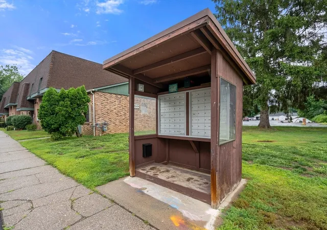 2nd image of 549 Russell Rd, Westfield, MA 01085