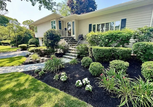 Photo 2 of Sale Pending at 33 Glendale Rd, Marblehead, MA 01945 | MLS# 73556585 | Listing updated on 2026-08-15