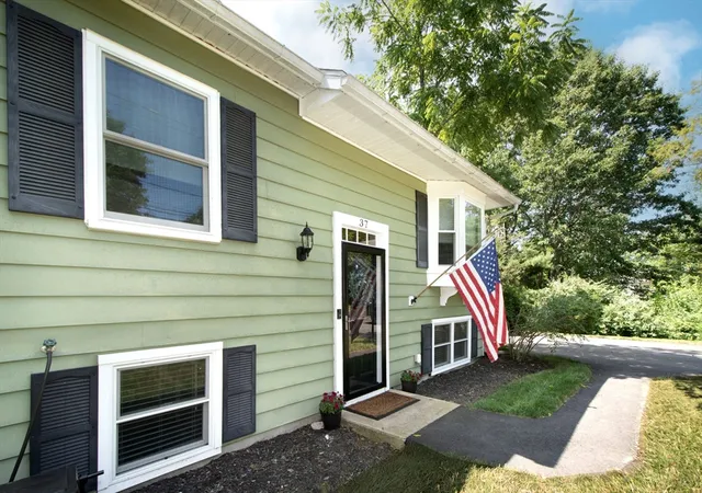 2nd image of 37 Pleasant Street, Pembroke, MA 02359 | MLS# 73553758