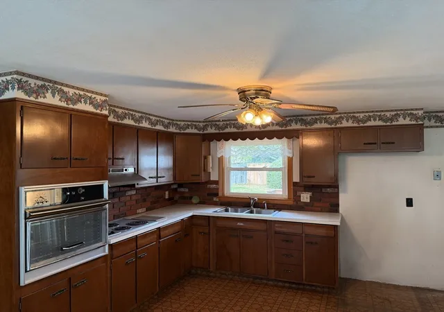 4th image of 35 Greenhalge St, Worcester, MA 01604 | MLS# 73436508
