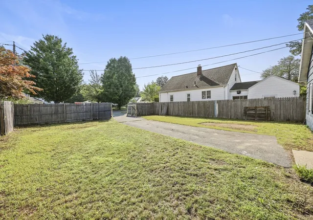 4th image of 94 Upland St, Springfield, MA 01104 | MLS# 73557890