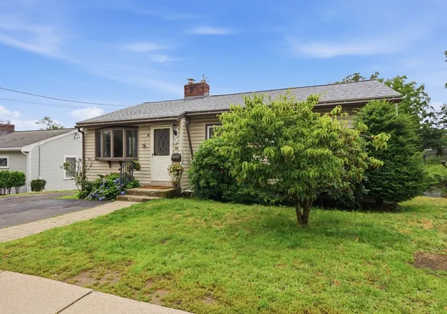 3rd image of 32 Brayton Rd, Brighton, MA 02135 | MLS# 73557372