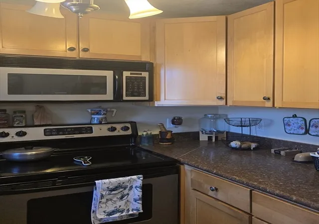 Listing Photo 5 - Condo for sale in building located at 40 Saint Kolbe Dr, Holyoke, MA 01040 - Unit #C