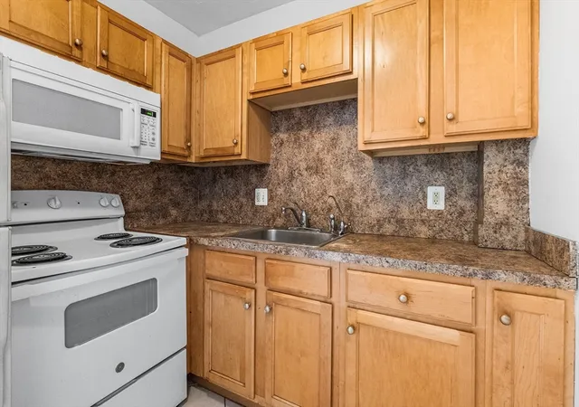Listing Photo 5 - Condo for sale in Heritage Hill Condominiums located at 46 Adams St, Boston, MA 02122 - Unit #D6