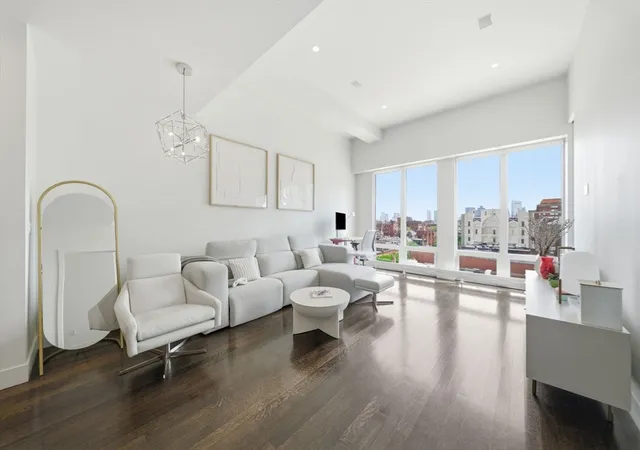 3rd image of 360 Newbury Street, Boston, MA 02115