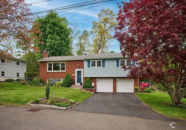 2nd image of 27 Mount Tom Ave, Holyoke, MA 01040 | MLS# 73517235