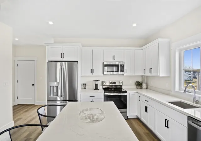 5th image of 18 Chartwell, Worcester, MA 01609