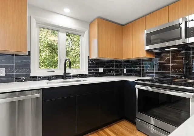 3rd image of 19 Selwyn Rd, Newton Highlands, MA 02461 | MLS# 73518336