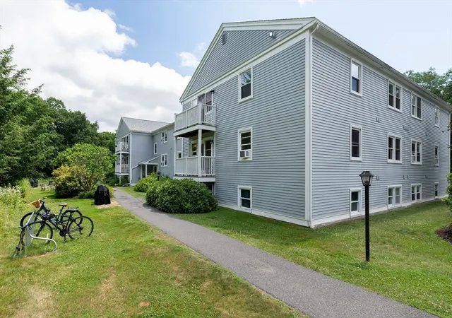 Homes for sale in Northampton, MA | 46 Evergreen Rd, Northampton, MA 01053