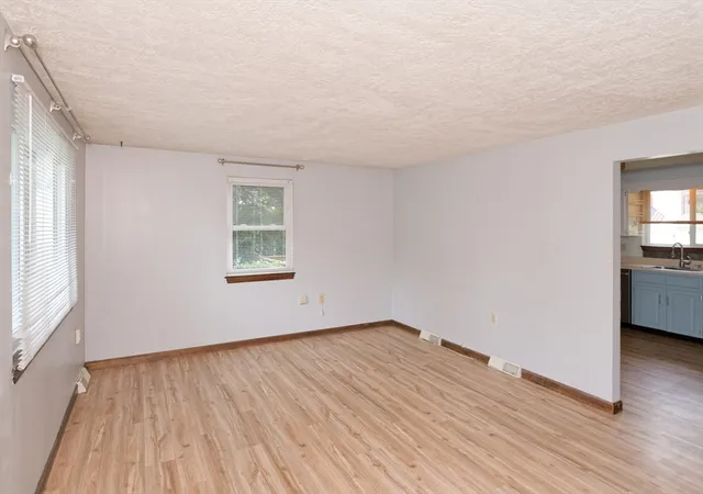 4th image of 41 W St, Northampton, MA 02368