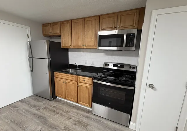 Listing Photo 5 - Condo for sale in building located at 90 Ridgewood Ln, Gardner, MA 01440