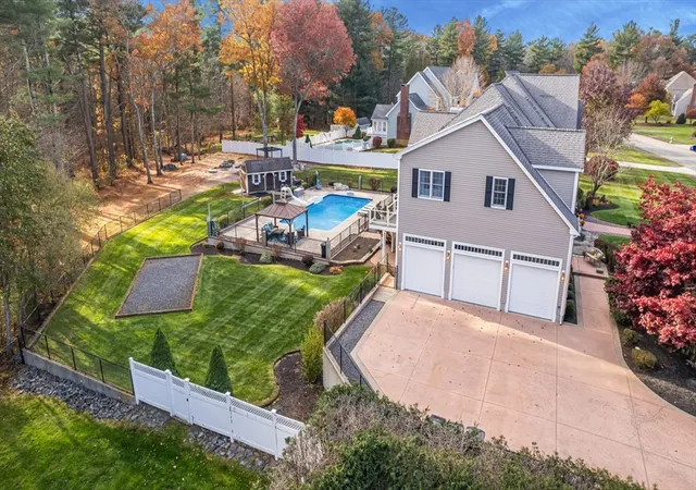 4th image of 394 Mohawk Rd, Raynham, MA 02767 | MLS# 73537437