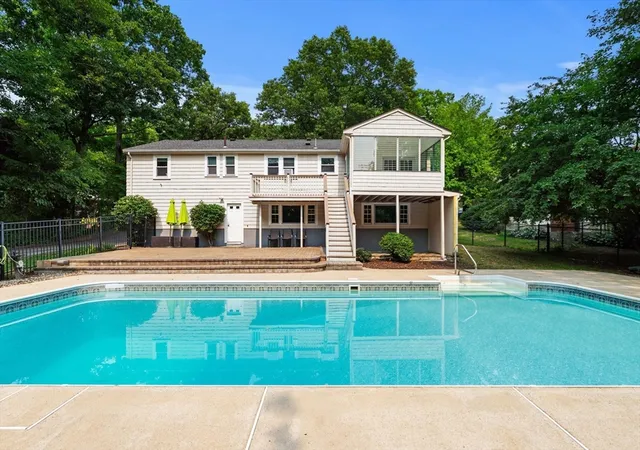 3rd image of 15 Crestwood Dr, Framingham, MA 01701 | MLS# 73550787